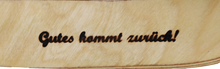 Lade das Bild in den Galerie-Viewer, Gravur in Holz zeigt Motto des Unternehmen Berliner-Bumerang: "Gutes kommt zurück"
